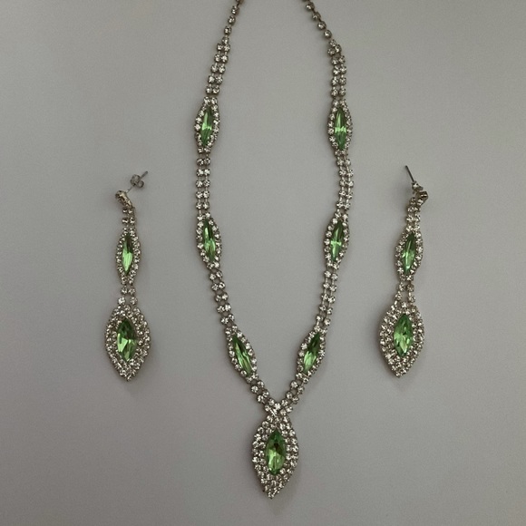 Green Costume Jewelry Set - Picture 4 of 5
